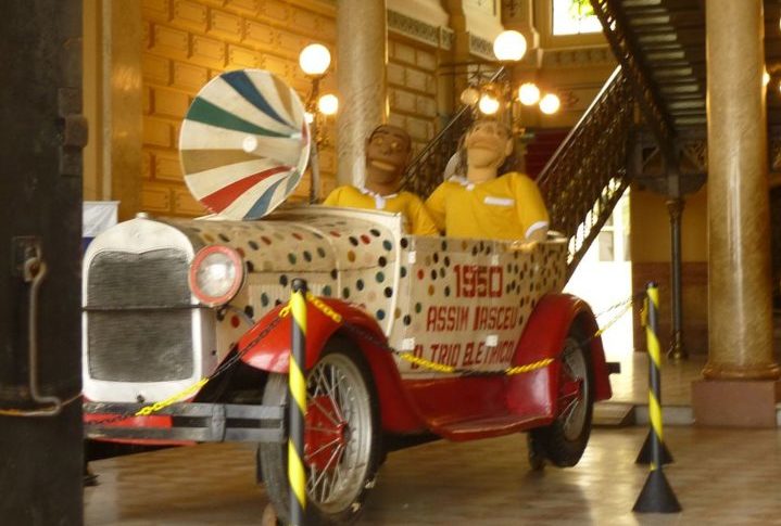 Em 1951, Dodô e Osmar adicionaram um terceiro integrante à banda, Temístocles Aragão, que tocava pau elétrico (violão tenor). O trio elétrico passou a se chamar Trio Elétrico Dodô, Osmar e Temístocles, e se tornou uma das atrações mais populares do carnaval baiano.