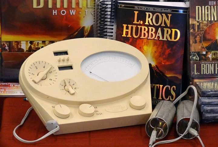 Uma das práticas centrais da Cientologia é a audição, uma espécie de sessão espiritual semelhante à terapia, realizada com um aparelho chamado E-meter. 