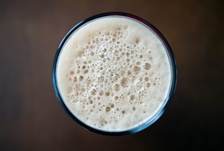 O virologista defende que a bebida poderia ser classificada como alimento ou suplemento, já que as leveduras utilizadas são amplamente consideradas seguras para consumo humano.