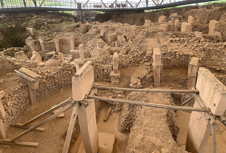 Sardes e Bin Tepe (Turquia) – Sardes foi a antiga capital da Lídia, um reino poderoso, e mais tarde uma importante cidade romana e bizantina. Bin Tepe abriga túmulos reais monumentais da mesma civilização.