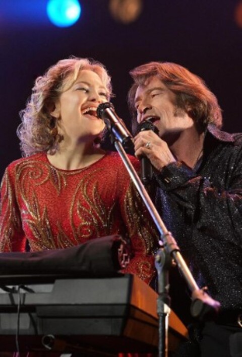 Segundo ele, a narrativa distorce fatos importantes. Além disso, disse que foi excluído deliberadamente do projeto, apesar de ter recebido uma patética quantia de 30 mil dólares como consultor. O filho do casal ainda disparou: Meu pai está se revirando no túmulo.