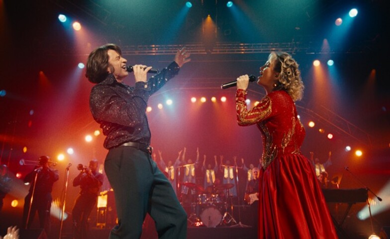 Sardina Jr, afinal, é filho do casal (Mike Sardina e Claire Sardina) que inspirou o filme. A produção, dirigida por Craig Brewer, retrata a história real de Mike e Claire Sardina, artistas conhecidos por interpretar canções de Neil Diamond sob o nome Lightning and Thunder.