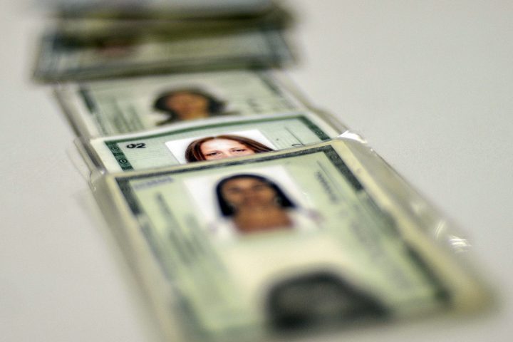 Antes da lei editada em 2022 a partir de uma Medida Provisória, trocar de nome ou sobrenome era tarefa burocrática, onerosa e por vezes malsucedida no Brasil. 
