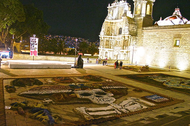 Mas o Día de los muertos é muito mais do que um Halloween ou Dia dos finados. Ele tem origem nos povos ancestrais, como os astecas e os maias, e, inicialmente, era celebrado em agosto.