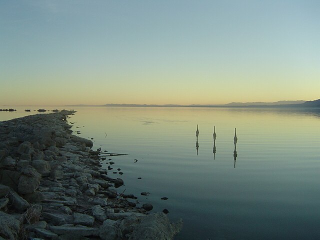 Um estudo recente apontou o lago Salton, na Califórnia, Estados Unidos, aliás, como um dos maiores depósitos de lítio do mundo.