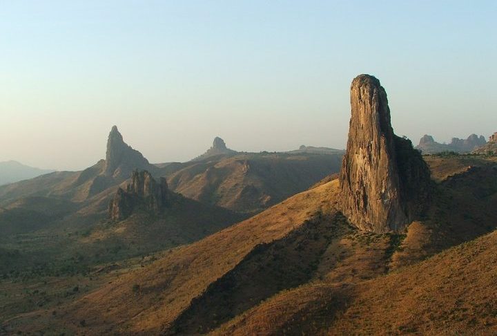 Montanhas Mandara (Camarões) – Paisagem montanhosa na fronteira com a Nigéria, abriga culturas tradicionais, santuários sagrados e habitats milenares.