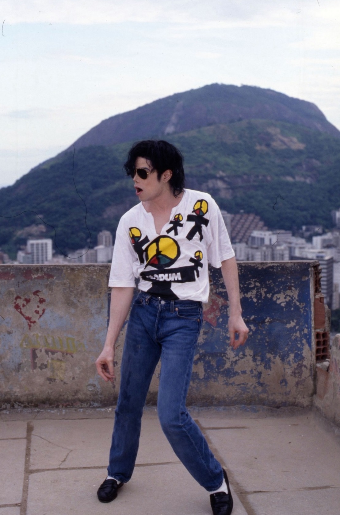 A canção “They don’t care about us” foi lançada em 1995 no álbum “HIStory: Past, Present and Future — Book I”, e o clipe, dirigido por Spike Lee, foi gravado no Santa Marta, no Rio de Janeiro, e no Pelourinho, em Salvador.
