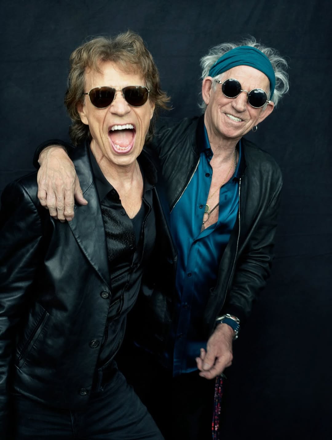 Autor de alguns dos riffs mais conhecidos do gênero, Richards compôs “(I Can’t Get No) Satisfaction”, lançada em 1965 pelos Rolling Stones. O riff principal surgiu durante uma noite de insônia em um quarto de hotel em Los Angeles, e a letra foi escrita por Jagger.
