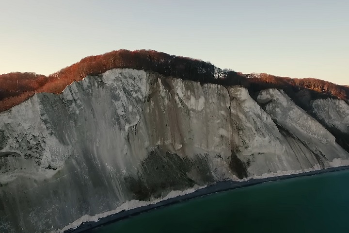 Møns Klint (Dinamarca) – Famosos penhascos brancos de giz na costa leste da Dinamarca, com vistas dramáticas e fósseis marinhos de milhões de anos. É uma das paisagens naturais mais icônicas do país.
