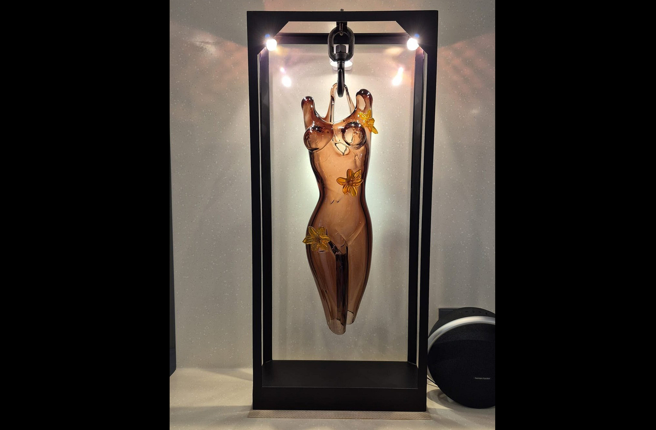 Além disso, novos artistas reinterpretam técnicas antigas com linguagem moderna. Esculturas abstratas e instalações dialogando com a arte contemporânea em uma renovação que mantém Murano relevante no cenário global. O mestre atual, portanto, é guardião e inovador ao mesmo tempo.