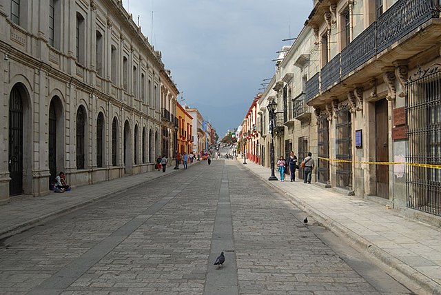 O complexo arquitetônico de Mitla, onde foi encontrada a estrutura relacionada ao submundo, fica a 44 km de Oaxaca, que foi o principal centro religioso da cultura pré-colombiana e ostenta, até hoje, mosaicos intrincados e bastante únicos.