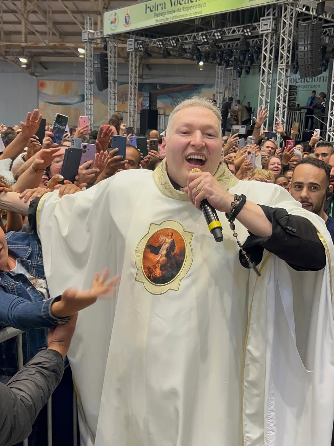 Entre músicas conhecidas de seu repertório estão “Anjos de Deus”, “Noites Traiçoeiras”, “Ágape Musical”, “Sou Feliz”, “O Amor É Tudo” e “Erguei as Mãos”. Essas canções passaram a integrar celebrações religiosas e eventos católicos em diferentes regiões do Brasil.
