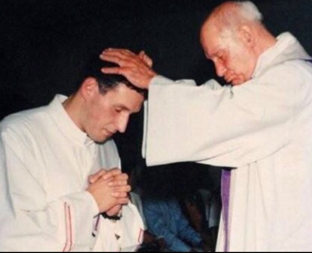 Foi ordenado sacerdote em 1994, na Diocese de Santo Amaro, em São Paulo. Nos primeiros anos de ministério, atuou em paróquias locais e passou a reunir grandes públicos em celebrações religiosas, especialmente em missas realizadas em espaços amplos.
