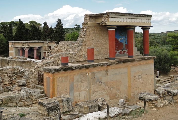 Centros palacianos minoicos (Grécia) – Ruínas de palácios como Cnossos e Festo, que foram centros políticos e culturais da civilização minoica na ilha de Creta, entre 2.000 e 1.400 a.C.