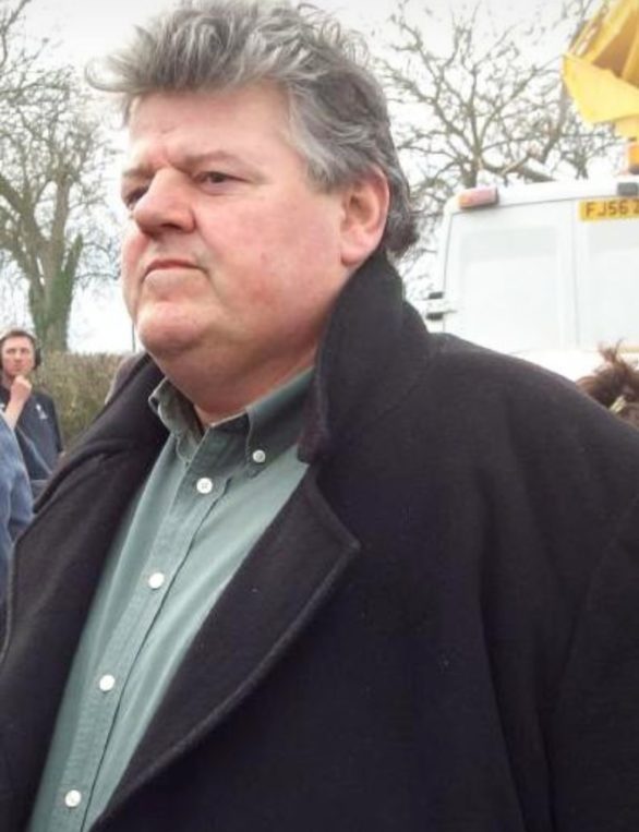 Robbie Coltrane - ator escocês que interpretou Hagrid na saga Harry Potter, sofria de osteoartrite, doença degenerativa que provoca dor intensa e limita os movimentos. Ele relatou dores constantes devido ao desgaste da cartilagem nos joelhos, e usou cadeira de rodas nos últimos anos. Em 2020, passou por cirurgia de substituição das articulações, o que trouxe algum alívio e melhorou sua qualidade de vida antes de falecer em 2022.
