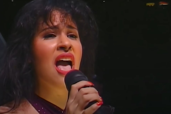 Selena Quintanilla-Pérez - Americana de ascendência mexicana, eleita pela Billboard a melhor cantora dos anos 90, foi morta a tiros, em 31/3/95 pela líder do fã-clube, envolvida em fraudes. Mesmo ferida, a cantora correu e revelou o nome da assassina na recepção do hotel. Tinha 23 anos.