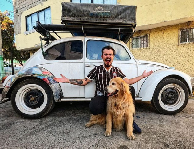 Jesse tinha 29 anos. Além de viagens, sua outra paixão era o futebol. Ele era torcedor do Corinthians. Mas mesmo quando vestia a camisa do Timão para demonstrar o seu lado corintiano, Jesse posava com o inseparável Shurastey.