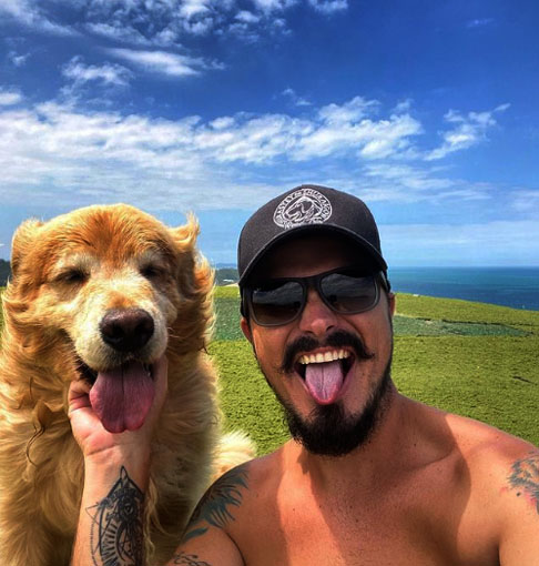 Shurastey era um Golden Retriever, de seis anos, idade equivalente a 50 anos no envelhecimento humano. O cachorro, inclusive, tinha uma rede social própria, com cerca de 100 mil seguidores.  