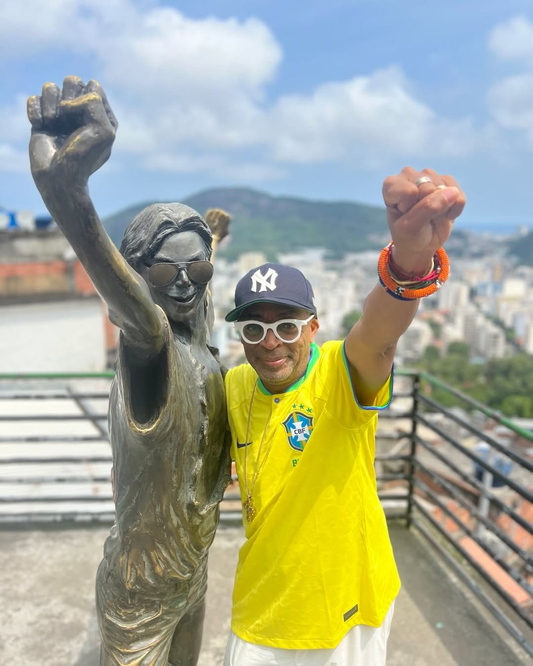 Spike Lee publicou uma foto em sua rede social na comunidade Santa Marta, no Rio de Janeiro, ao lado da estátua de Michael Jackson. Na legenda, escreveu “They still don’t care about us” (“Eles ainda não se importam conosco”), em referência direta à música de Michael Jackson.

