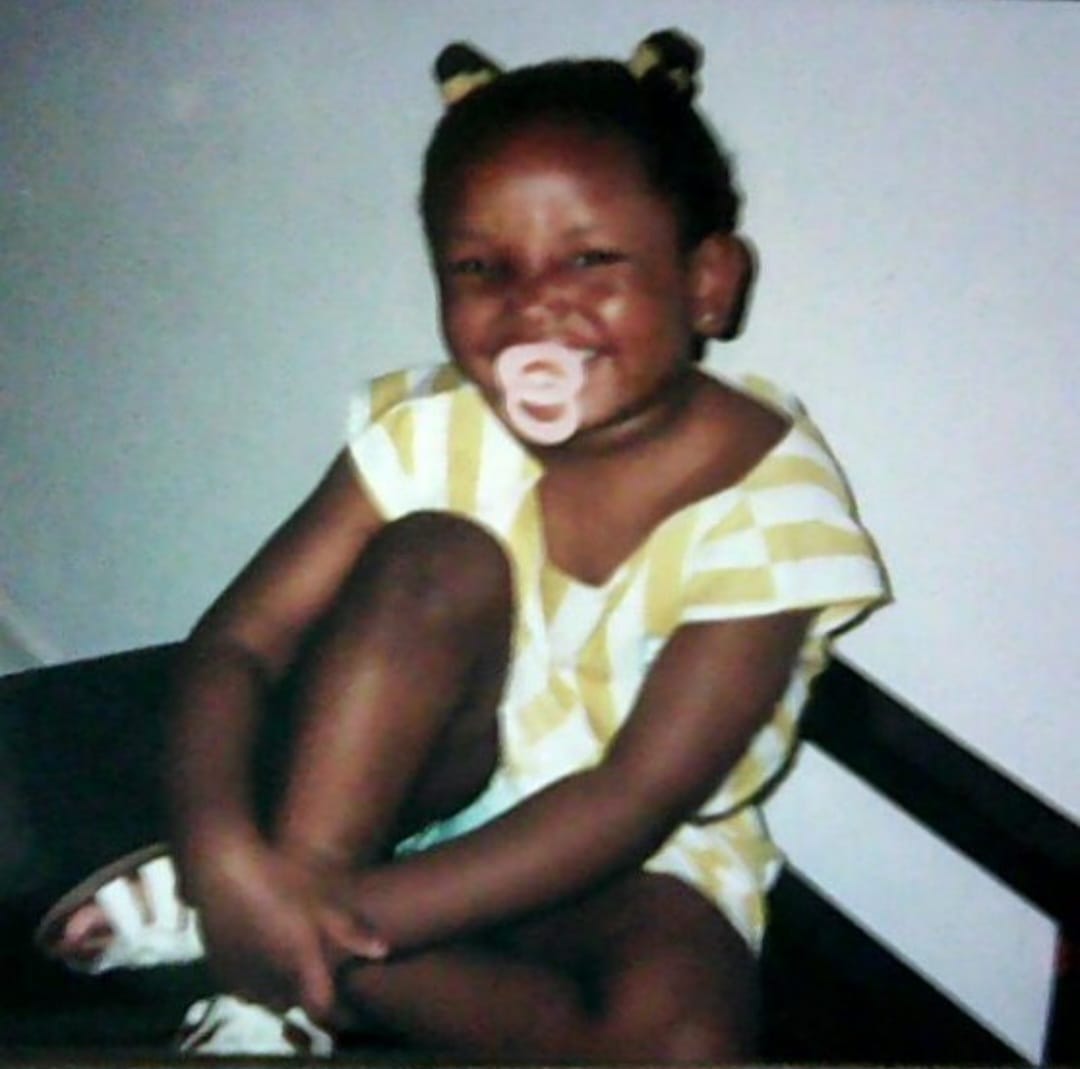 Foi criada pela mãe solo, com o apoio da avó e das tias, e iniciou no teatro aos 11 anos e formou-se em Artes Cênicas pela Escola de Arte Dramática da USP.
