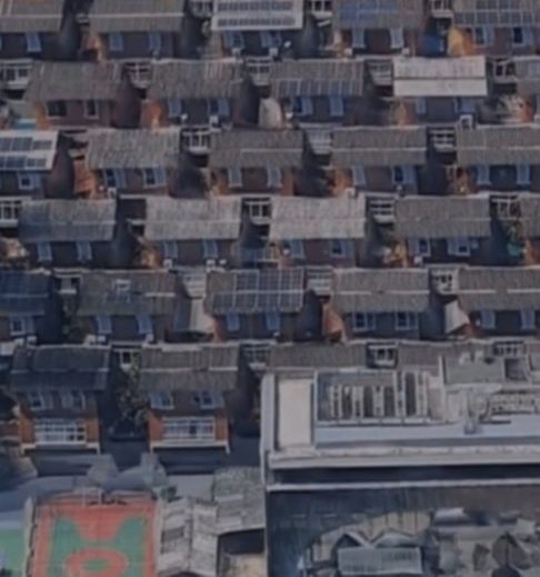 No total, são 11 andares com 60 unidades em ruas empilhadas que seguem o relevo do morro. 