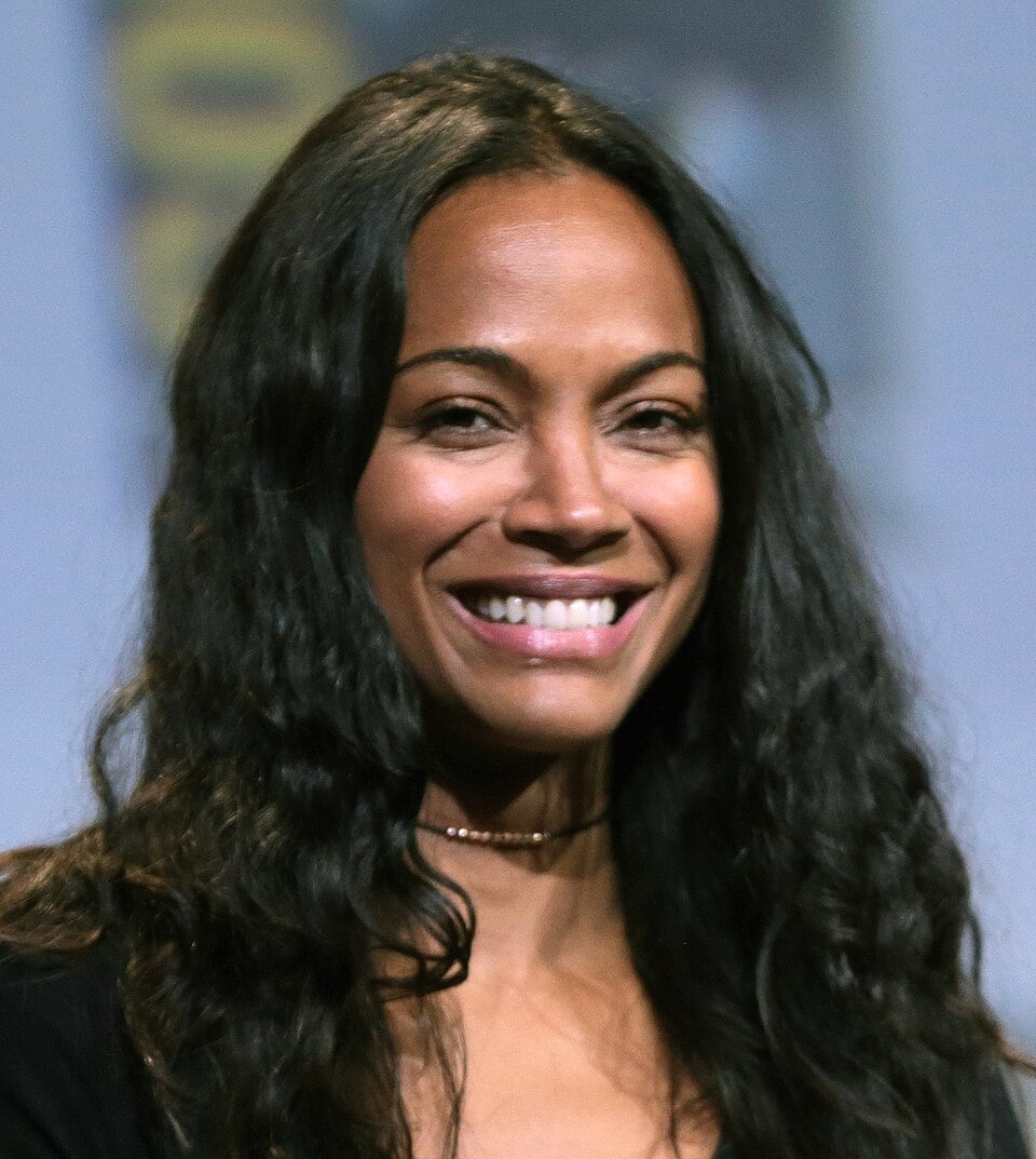 A estreia de “Avatar: Fogo e Cinzas” levou Zoe Saldaña a um novo marco nas bilheterias mundiais. Com o desempenho comercial do terceiro filme da franquia, a atriz superou Samuel L. Jackson e passou a ocupar a segunda posição entre os atores mais lucrativos de todos os tempos.
