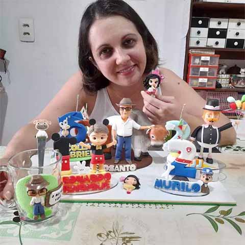 O que começou como uma parceria entre irmãs se transformou em um projeto de vida. Há duas décadas, Carla e Roberta Cerutti decidiram apostar no artesanato como profissão e, desde então, moldam em biscuit, crochê e amigurumi, algo que se transformou na principal fonte de renda da família.