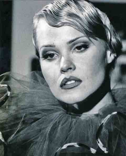 Cláudia Liz Cruz nasceu na cidade goiana de São Luís de Montes Belos, em 6 de maio de 1969, e construiu uma carreira marcada pela atuação em diferentes áreas artísticas, destacando-se como ilustradora, atriz e modelo ao longo de sua trajetória profissional.
