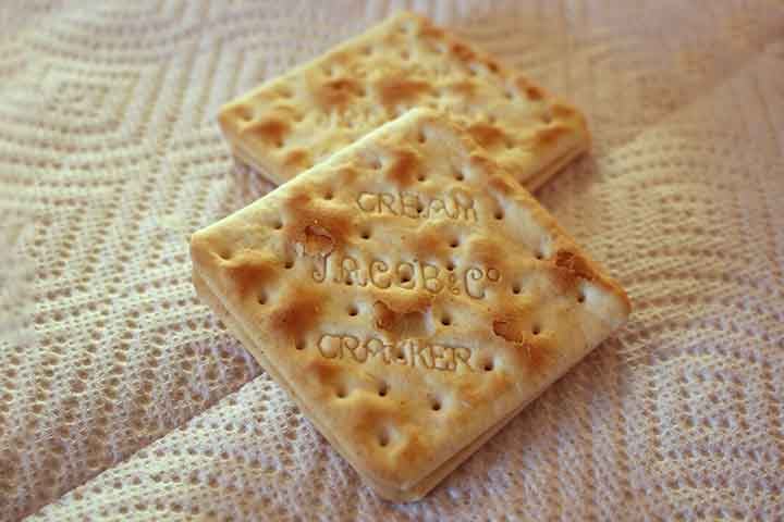 Criado no coração da Inglaterra industrial, o biscoito cream cracker atravessou séculos e fronteiras até se tornar um dos alimentos mais populares do mundo, presente tanto em mesas simples quanto em refeições sofisticadas.