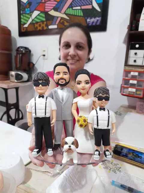 O início foi lado a lado, mas cada uma seguiu um caminho diferente dentro do artesanato. “Nós começamos juntas, mas em coisas diferentes. Eu comecei no biscuit e ela começou no feltro, no crochê. Hoje é a nossa profissão, a nossa renda é essa, é da arte”, contou Carla.