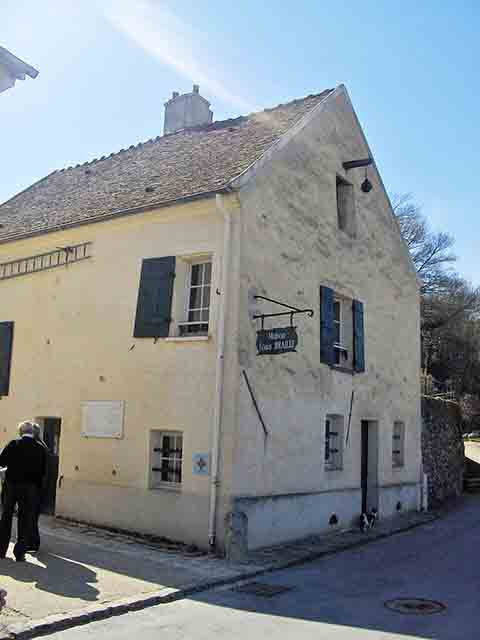 Sua origem remonta ao início do século 19, período em que as opções de leitura para cegos eram extremamente limitadas. Na época, a aprendizagem se restringia a livros com letras em relevo, volumosos, caros e difíceis de produzir. 
