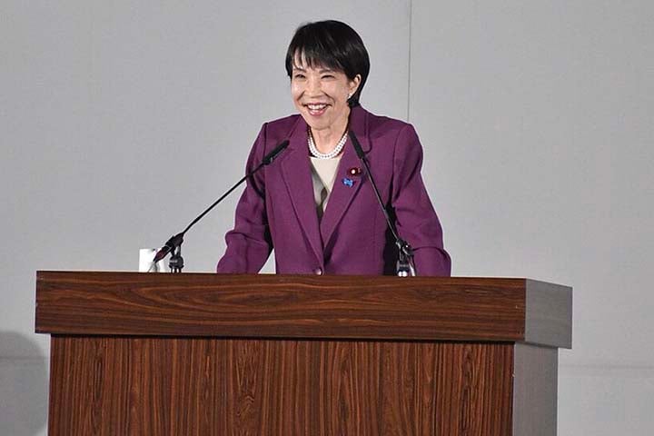 A conservadora Sanae Takaichi, de 64 anos, entrou para a história no dia 21 de outubro de 2025, quando a parlamentar foi escolhida como primeira-ministra do Japão, tornando-se a primeira mulher a ocupar o cargo em um país que ainda enfrenta grandes desigualdades de gênero.
