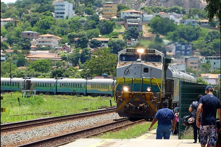 Em um país que praticamente abandonou o transporte ferroviário de passageiros, o trem Vitória-Minas resiste como exceção. 
