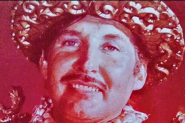 Desde cedo, ele demonstrou fascínio pelo brilho e pelas cores dos bailes de gala, e foi justamente nesse ambiente que iniciou seu caminho artístico. 
