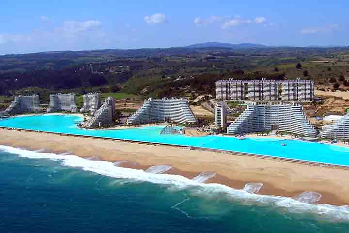 Ela é abastecida com a água do oceano, entretanto conta com um sistema de filtragem e tratamento que a transforma em água doce e transparente para o banho e a prática de esportes.
