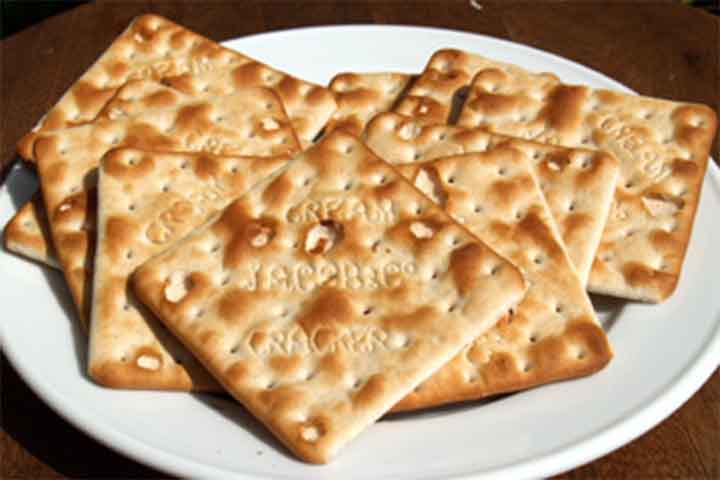 Uma das marcas registradas do cream cracker é sua textura aerada, resultado de um processo de fermentação controlada e da perfuração da massa antes de assar, algo que permite a saída uniforme de gases e garantindo crocância característica.