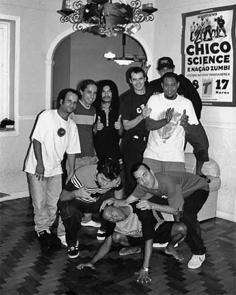 A Nação Zumbi surgiu da união do Loustal, banda de pós-punk, com o bloco de samba-reggae Lamento Negro, liderada pelo vocalista e compositor Chico Science.