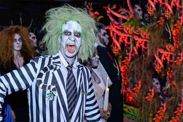 Teve algumas passagens pela Unidos de Vila Isabel. A primeira em 2009, com Alex de Souza, em um enredo sobre o Theatro Municipal. Também esteve na escola em 2018, 2023, 2024, na reedição de Gbala, e em 2025.