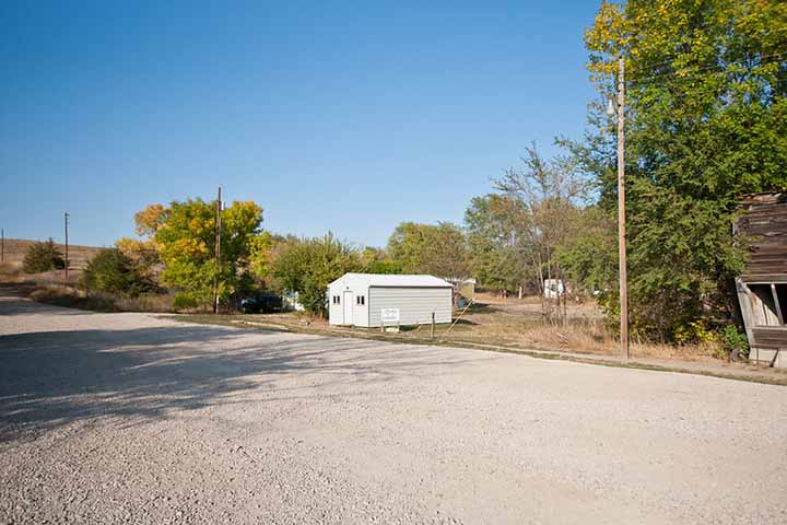 Anualmente, ela organiza as “eleições municipais” em que ela mesma se candidata e vota, aprova seu orçamento e planeja a manutenção das ruas para garantir recursos estaduais para manter os poucos postes de iluminação da cidade, por exemplo. 

