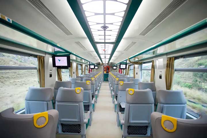 Os vagões contam com ar-condicionado, monitores de vídeo, sistema de entretenimento, detectores de fumaça e bebedouros refrigerados. 
