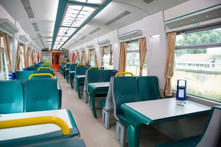 Cada composição possui, em média, 16 carros - um deles com lanchonete e outro com restaurante de oito mesas e 32 lugares. 
