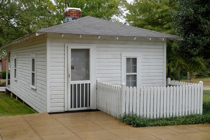 Conhecido como o Rei do Rock and Roll, ele revolucionou o jeito de cantar e de dançar. Chocou e conquistou. Conheça, então, sua trajetória. Elvis Aaron Presley nasceu em 8 de janeiro de 1935, em uma casa humilde de Tupelo, Mississippi.