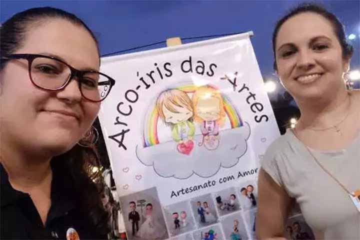 O trabalho das irmãs, inclusive, já ultrapassou os limites de Mato Grosso do Sul e até do Brasil. “Eu já mandei noivinhos para a Alemanha”, contou. De acordo com Carla, peças foram usadas em um casamento no exterior. “Aqui no Brasil também já vendemos para todo lugar”, concluiu.