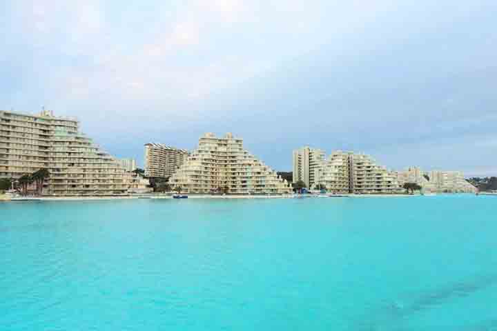 Além disso, todos os edifícios do resort têm vista para a piscina e o Oceano Pacífico, sendo projetado com uma arquitetura que lembra o estilo dos anos 80.