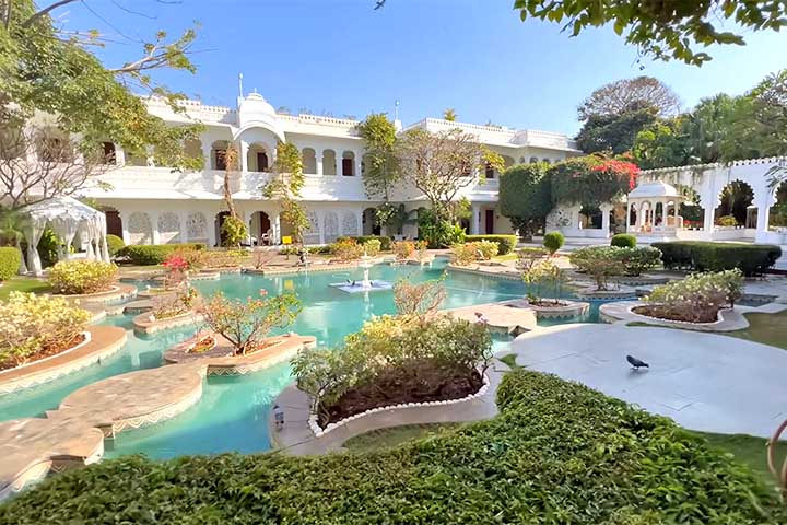 Apesar disso, o Taj Lake Palace se destaca como um dos exemplos mais emblemáticos da transformação de um palácio real em hotel histórico de alto padrão. 