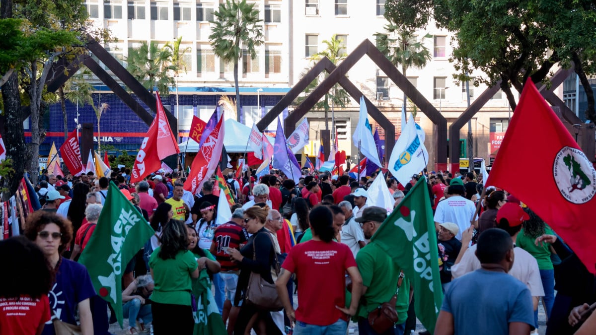 Manifestantes se reuniram na Pra&ccedil;a do Ferreira, no Centro de Fortaleza, em ato que lembra os tr&ecirc;s anos do 8 de janeiro 