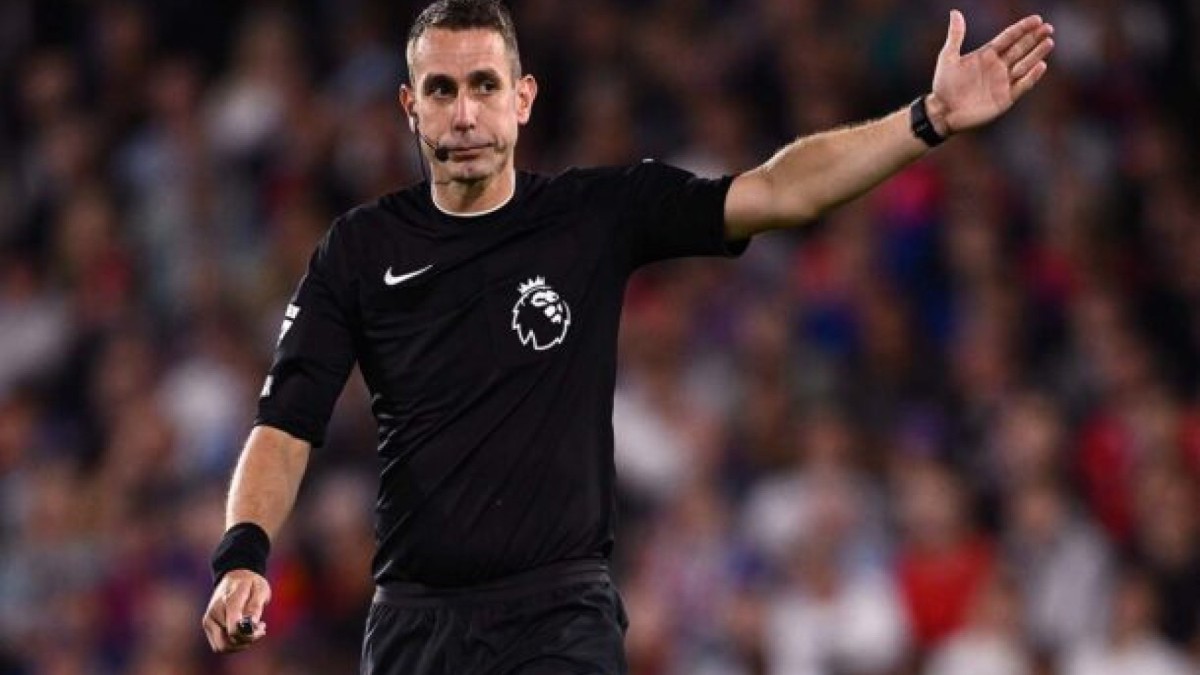 LONDON, ENGLAND - AUGUST 21: Referee David Coote gestures during the Premier League match between Crystal Palace and Arsenal FC at Selhurst Park on August 21, 2023 in London, England. (Photo by Mike Hewitt/Getty Images)