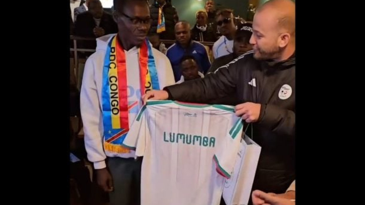 Michel Kuka Mboladinga, que fazia a estátua viva do líder histórico de seu país, ganhou reconhecimento de torcedores e da imprensa internacional