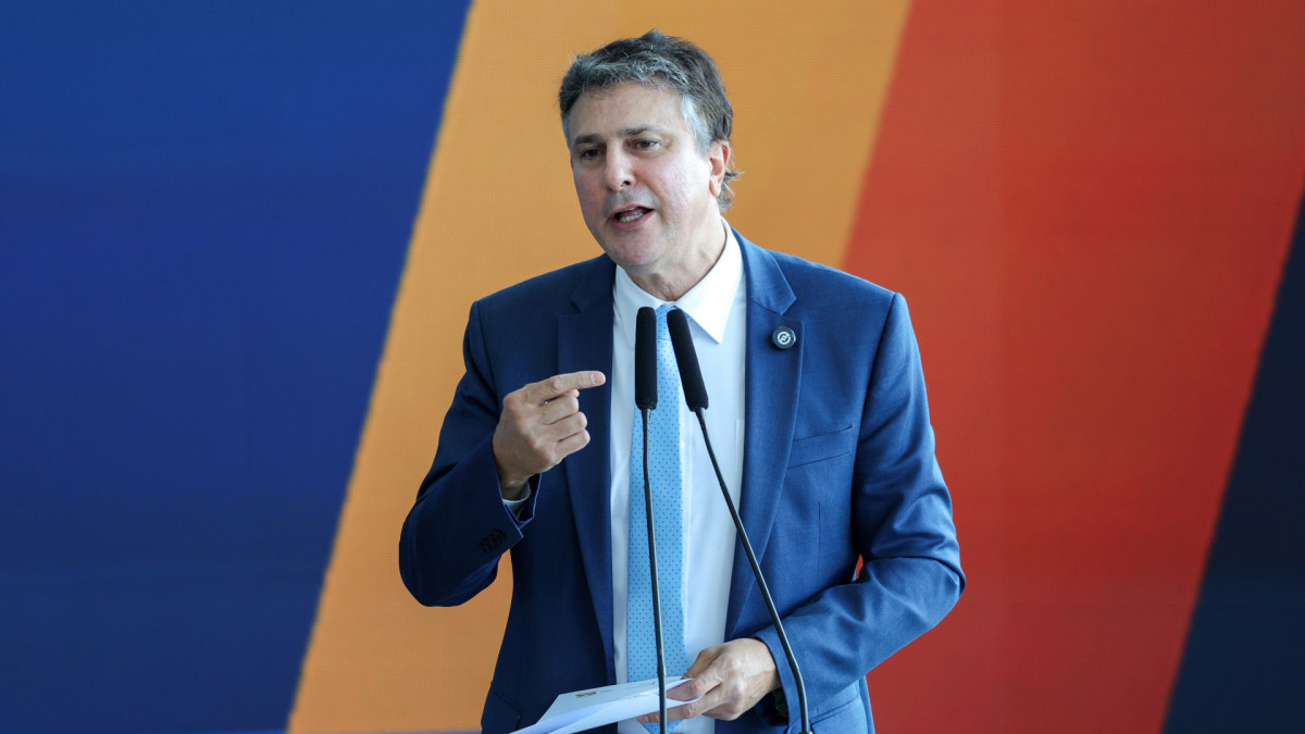 Camilo Santana anunciou previsão de novo cálculo do piso salarial nesta quinta-feira, 8