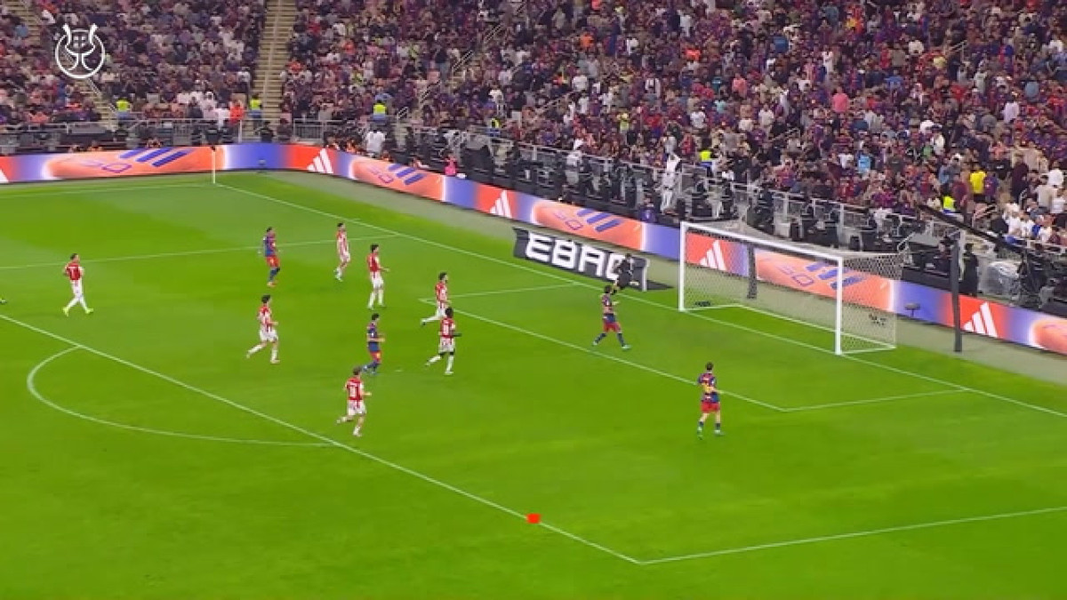 Raphinha marca doblete em goleada na Supercopa da Espanha